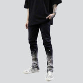 Leicht bemalte Herrenjeans