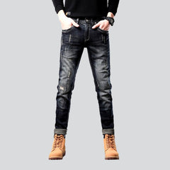 Vaqueros ajustados de hombre ligeramente rotos