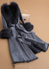 Parkas de invierno de piel y cuero con cuello de zorro azul denim ajustado y bolsillos con fajas.