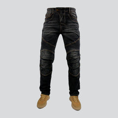 Hombres delgados montando jeans