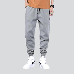 Pantalones deportivos de mezclilla de color liso para hombre