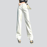 Gerade geschnittene farbige Damenjeans