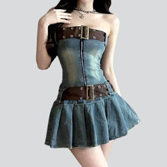 Vestido vaquero sin tirantes con cinturones