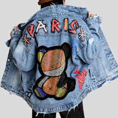 Chaqueta vaquera pintada y desgastada de estilo urbano