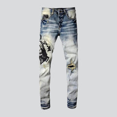 Bestickte Herrenjeans im Streetwear-Stil