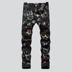 Stilvolle, schwarz lackierte Herrenjeans