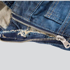 Schmale Jeans-Latzhose mit Rissen an der Brust