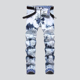 Herrenjeans mit Batik-Sternstickerei