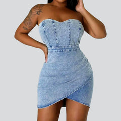Vestido vaquero sin tirantes con estampado de tulipán