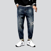 Herrenjeans mit zwei bestickten Bändern