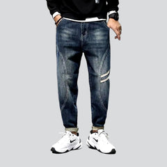 Herrenjeans mit zwei bestickten Bändern