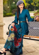 Einzigartiges marineblaues Baumwoll-Jeanskleid mit V-Ausschnitt, Schärpen und extra großem Saum