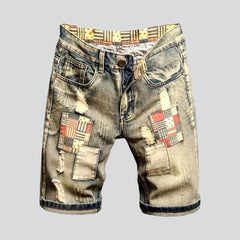 Zerrissene Jeansshorts mit Vintage-Stickerei
