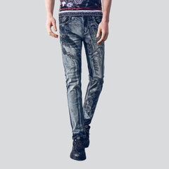 Herrenjeans mit Vintage-Malerei-Print
