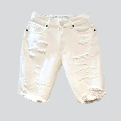 Pantalones cortos vaqueros desgastados para hombre blanco