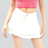 Weißer Skater-Jeansrock mit Rüschen