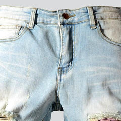 Vaqueros desgastados con parches rosas para hombre