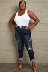 Judy Blue – Boyfriendjeans in voller Größe mit mittelhohem Bund und Umschlag
