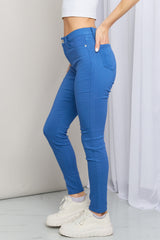 Vaqueros ajustados de tiro medio Kate Hyper-Stretch de YMI Jeanswear en azul eléctrico