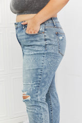 Judy Blue – Maika – Boyfriendjeans in voller Größe mit Paisleymuster