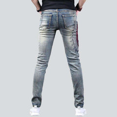 Jeans bordados con indios