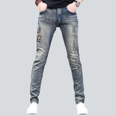 Jeans bordados con indios