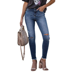 Vaqueros ajustados de mujer con rodillas rotas