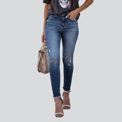 Vaqueros ajustados de mujer con rodillas rotas
