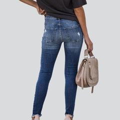 Vaqueros ajustados de mujer con rodillas rotas