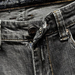 Zerrissene dunkelgraue Herrenjeans