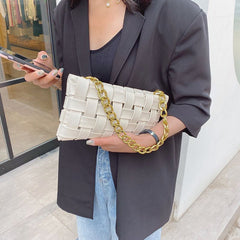 Primrose – Übergroße, gewebte Schultertasche mit goldener Kette