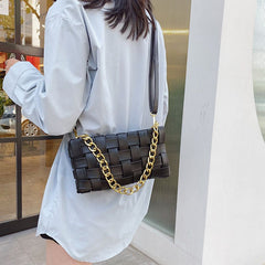 Primrose – Übergroße, gewebte Schultertasche mit goldener Kette