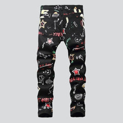 Stilvolle, schwarz lackierte Herrenjeans