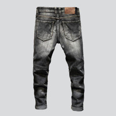 Zerrissene dunkelgraue Herrenjeans