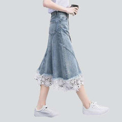 Jeansrock mit Spitze verziert