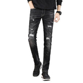 Leicht zerrissene schwarze Herrenjeans