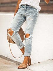 Zerrissene, verwaschene Jeanshose