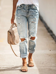 Zerrissene, verwaschene Jeanshose
