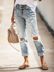 Zerrissene, verwaschene Jeanshose