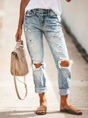 Zerrissene, verwaschene Jeanshose