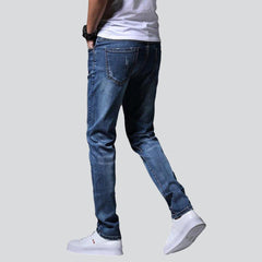 Vaqueros de hombre azules ligeramente rotos