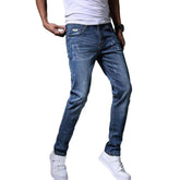 Vaqueros de hombre azules ligeramente rotos