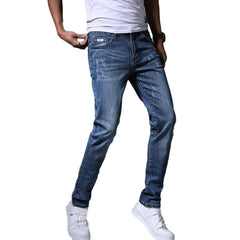 Vaqueros de hombre azules ligeramente rotos