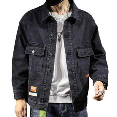 Oversize-Jeansjacke im Streetstyle