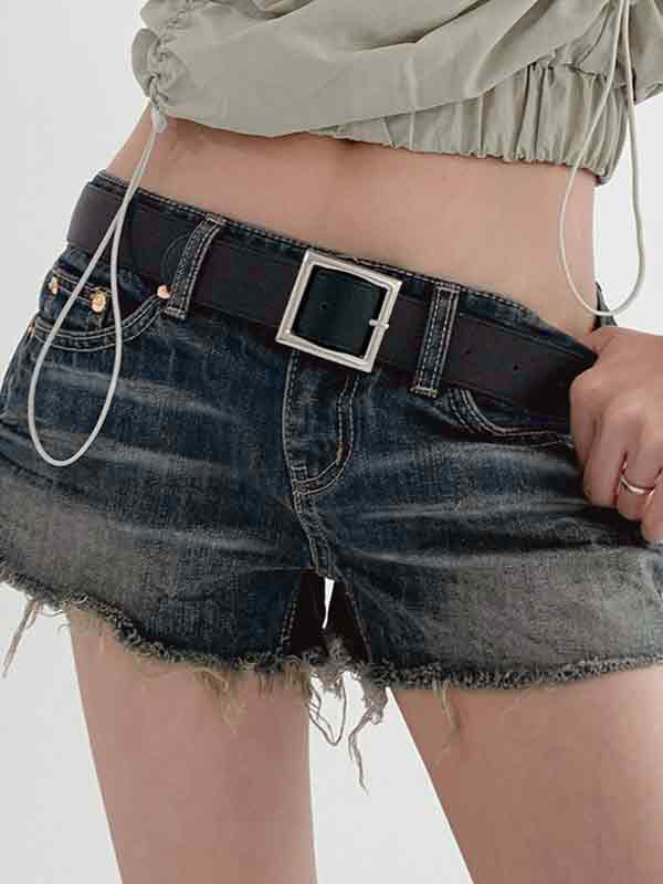 Dunkle Jeansshorts mit niedriger Taille und Gürtel