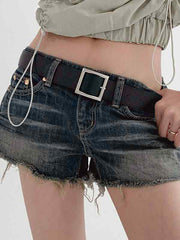 Dunkle Jeansshorts mit niedriger Taille und Gürtel