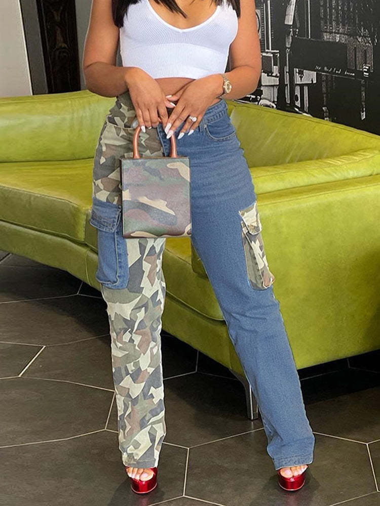 Camouflage-Patchworkhose aus Denim mit Taschen