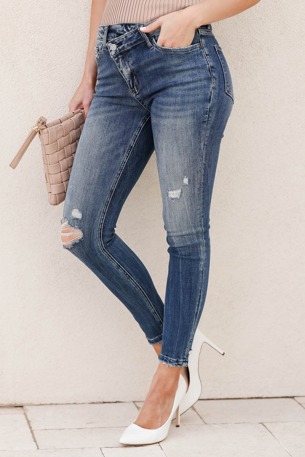 Himmelblaue, asymmetrische Skinny Jeans mit Knopfleiste und Reißverschluss