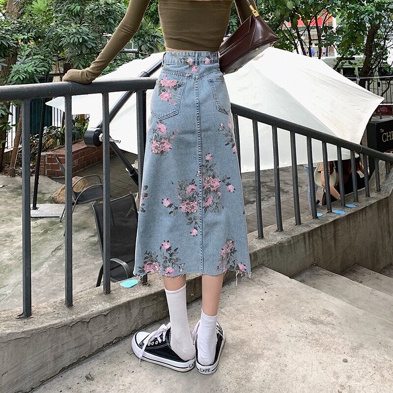How to Style a Long Denim Skirt: Embrace 2025’s Fashion Trends!插图1 how to style a long denim skirt