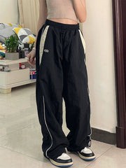 Schwarze Baggy Oldschool Jogginghose mit kontrastfarbenem Paspeldetail